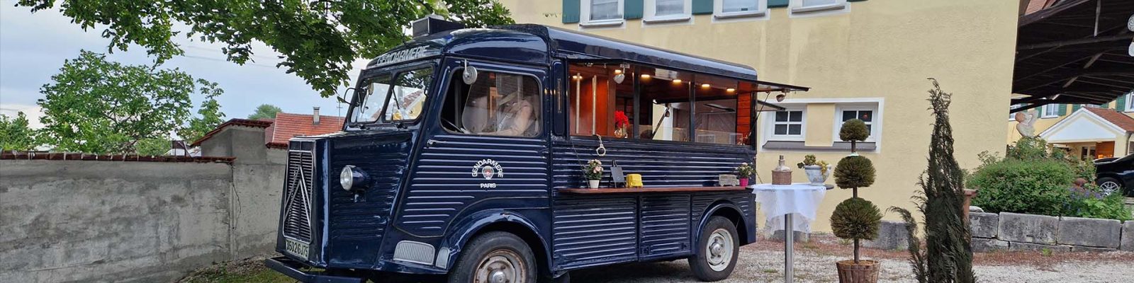 Der Foodtruck bei einer kleinen Feier